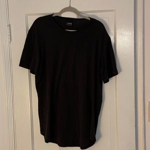 Cuts elongated black tee. Xl